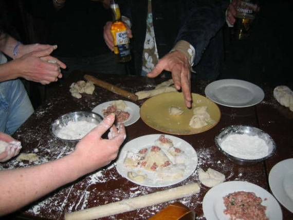 si claro, en anyo nuevo chino intentad convencerme de que eso que estais haciendo son empanadillas.jpg